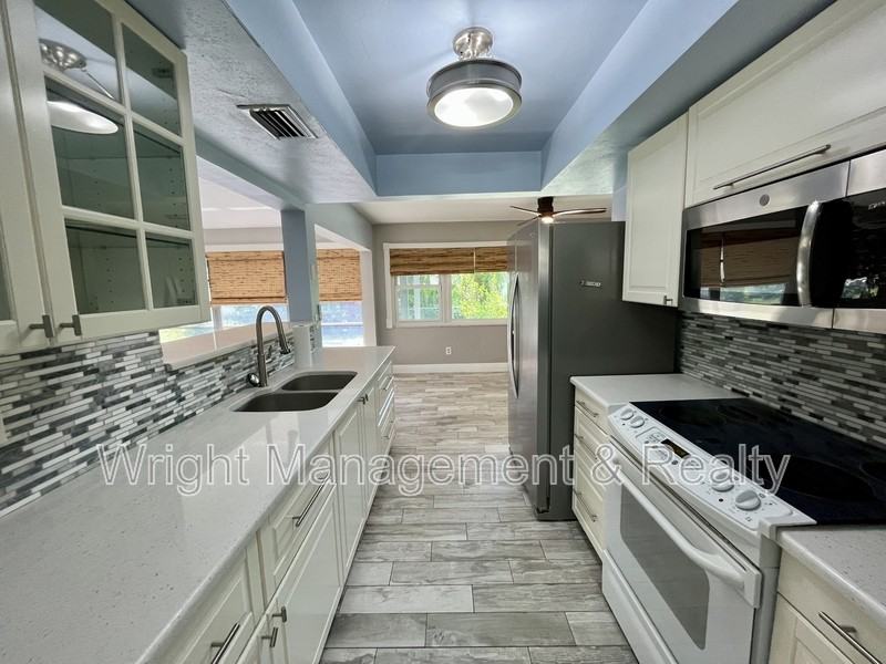 2323 Surrey Ln - Photo 5 of 20
