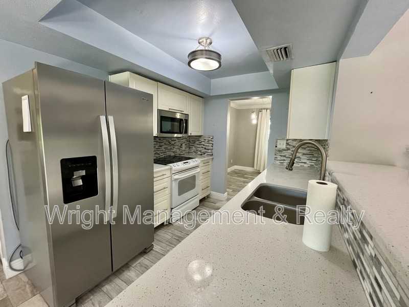 2323 Surrey Ln - Photo 6 of 20