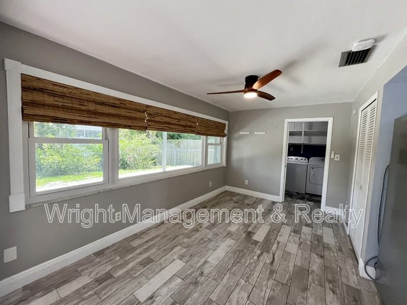 2323 Surrey Ln - Photo 7 of 20