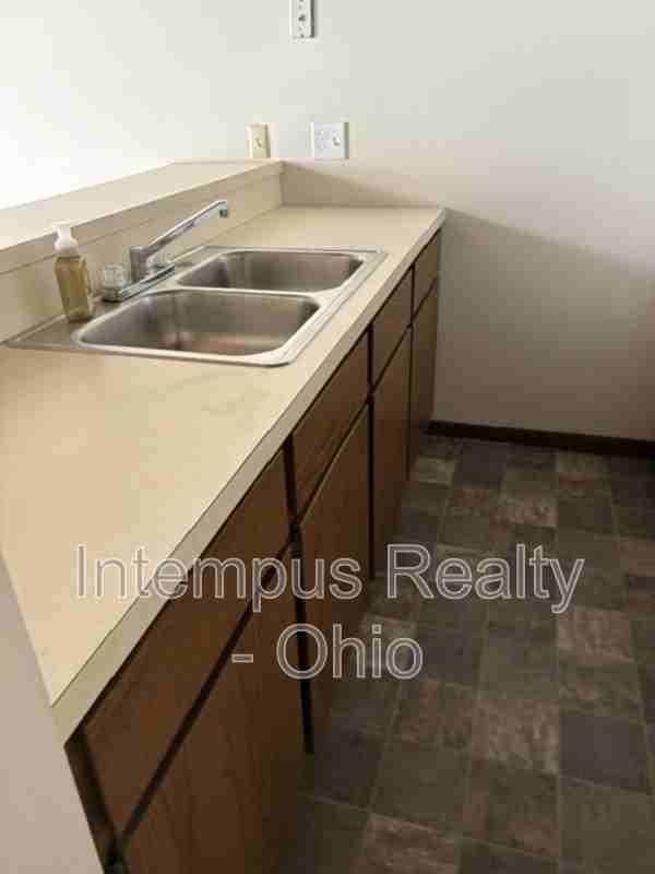 794 Kentwood Dr #1 - Photo 3 of 8