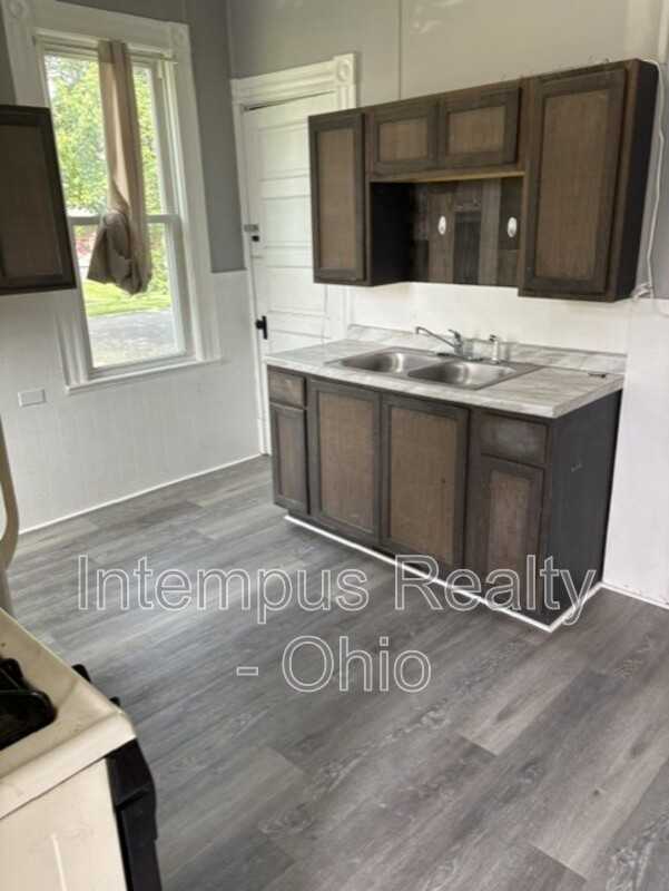 35 Neil St #1 - Photo 2 of 9