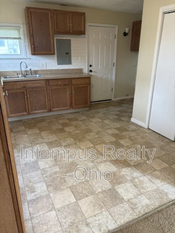 339 N Roanoke Ave - Photo 3 of 7