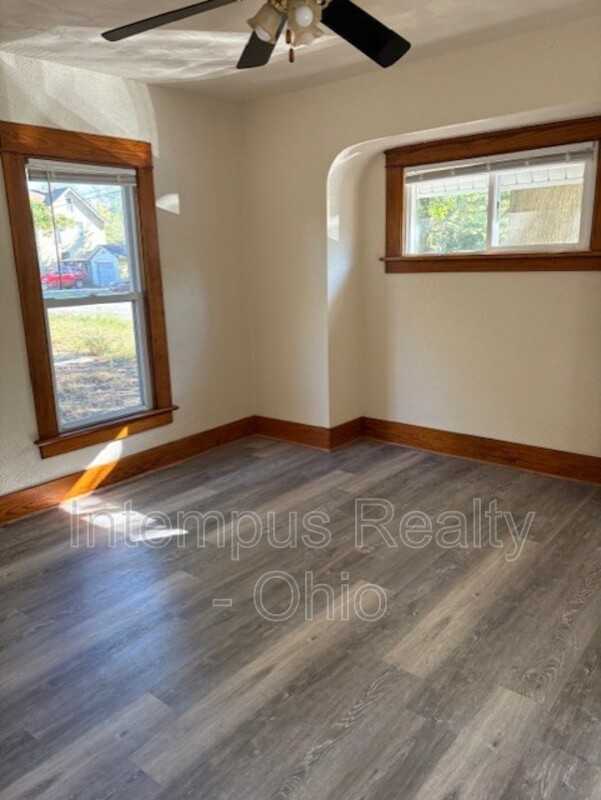 1151 Kenilworth Ave Se - Photo 4 of 8