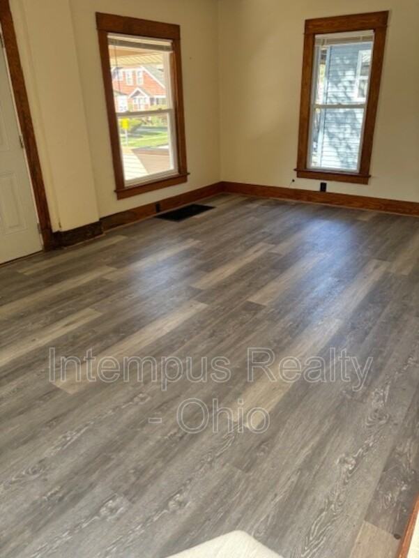 1151 Kenilworth Ave Se - Photo 5 of 8
