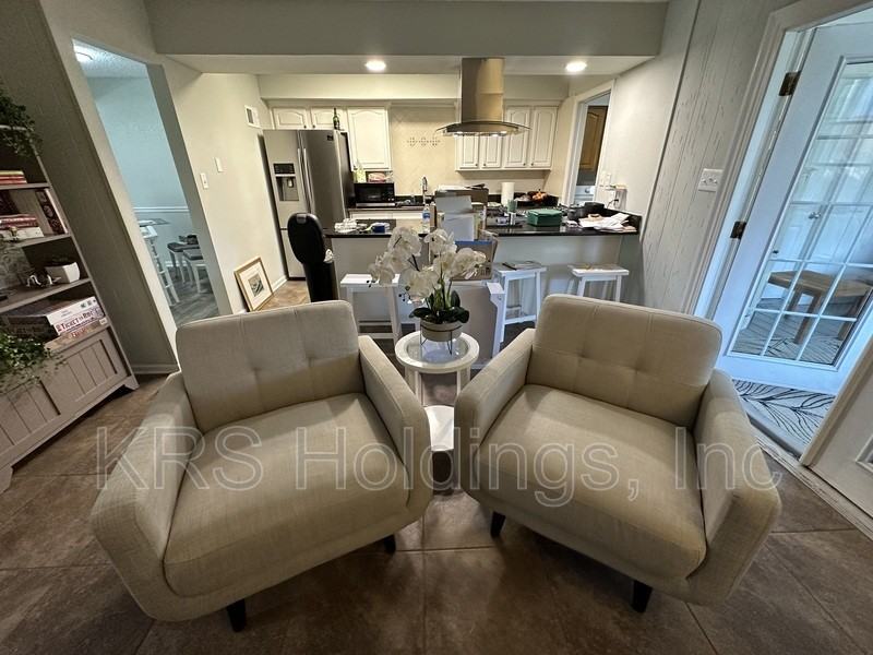 896 Jamestown Landing Rd - Photo 3 of 13