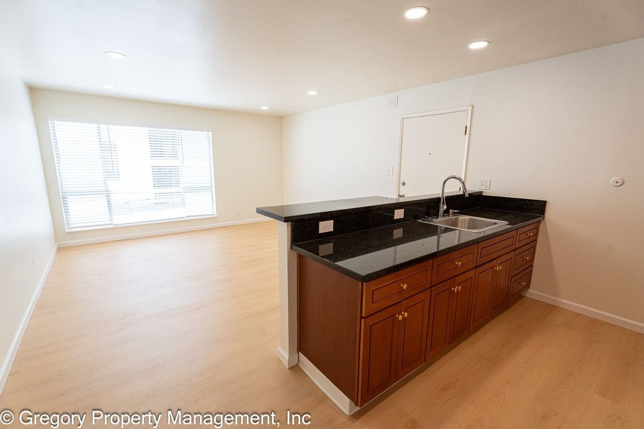 1525 Schiller St - Photo 5 of 25