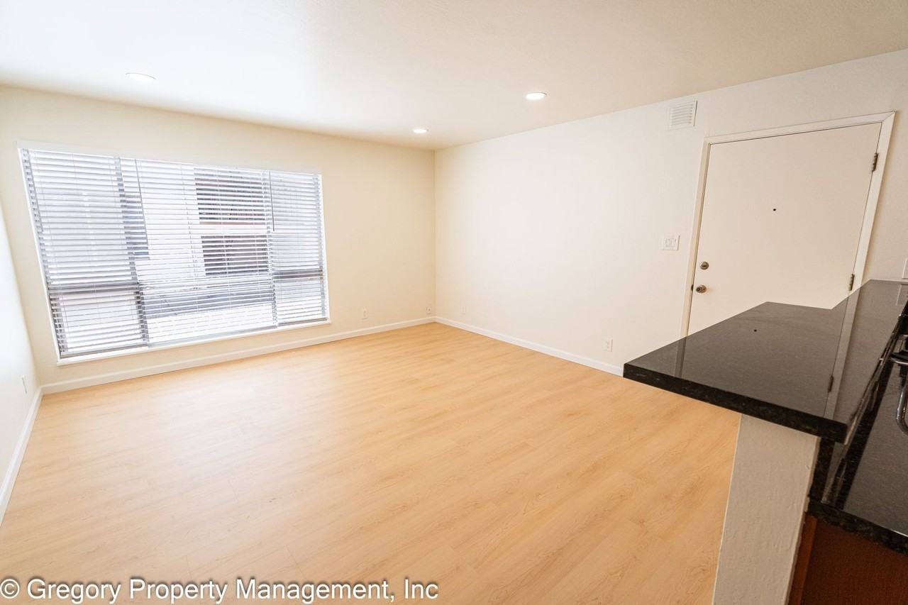 1525 Schiller St - Photo 7 of 25