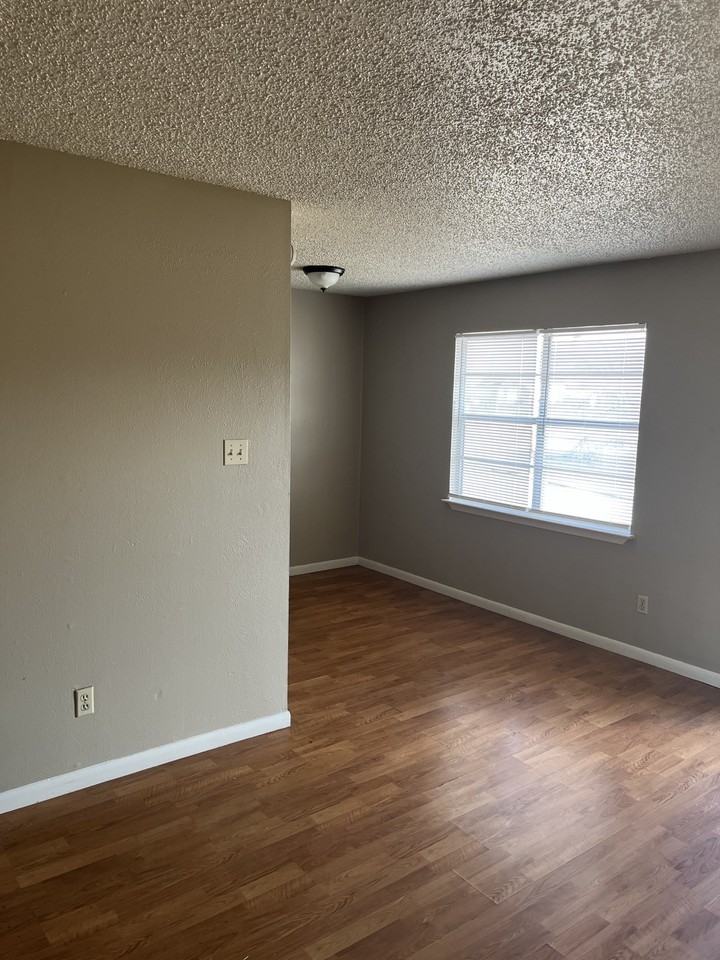 2205 Jennifer - Photo 4 of 11