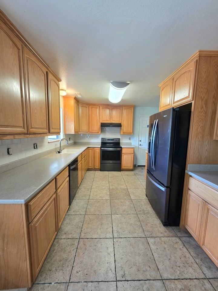 1424 Calexico Dr - Photo 2 of 18
