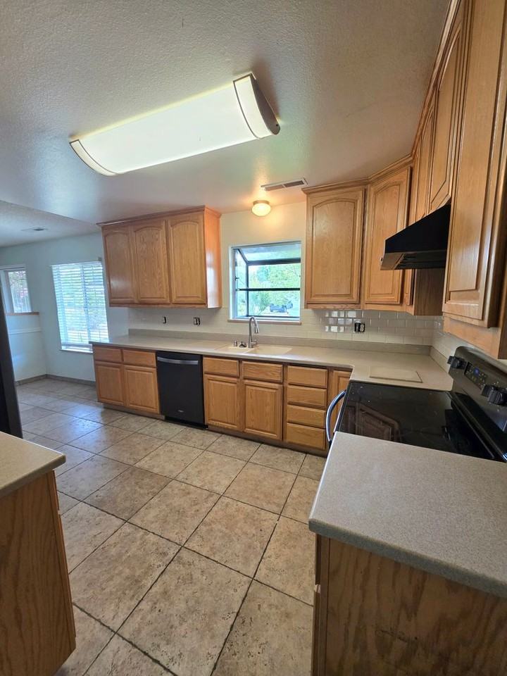 1424 Calexico Dr - Photo 3 of 18