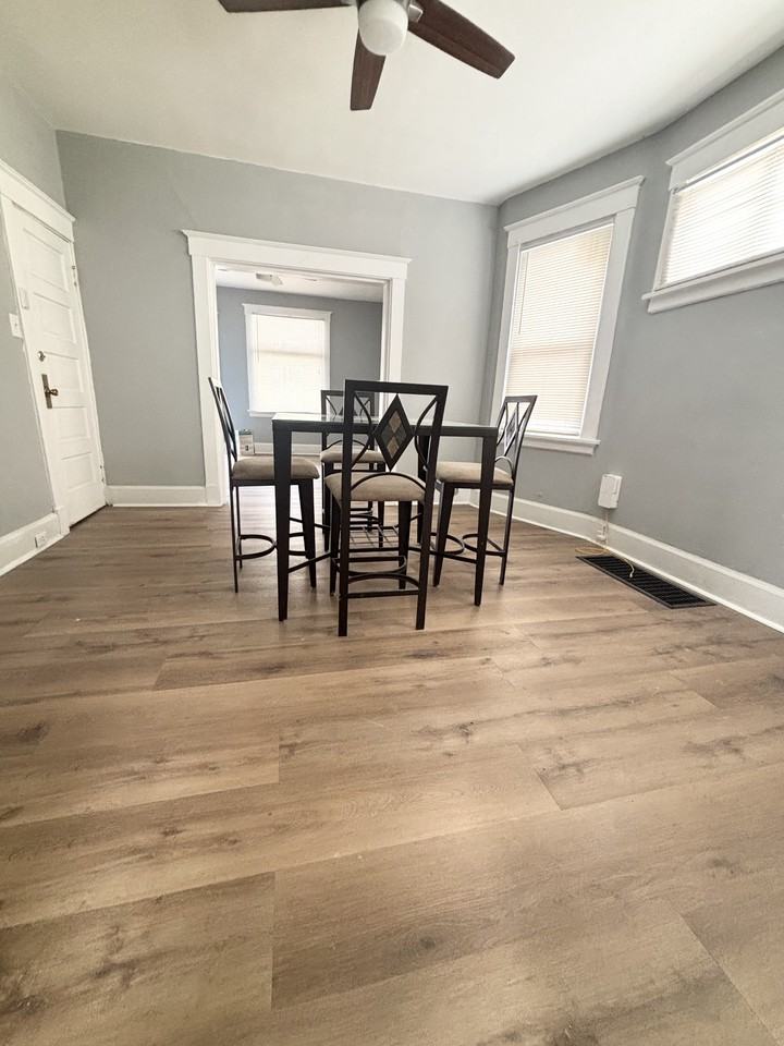 957 Windsor St - Photo 7 of 10