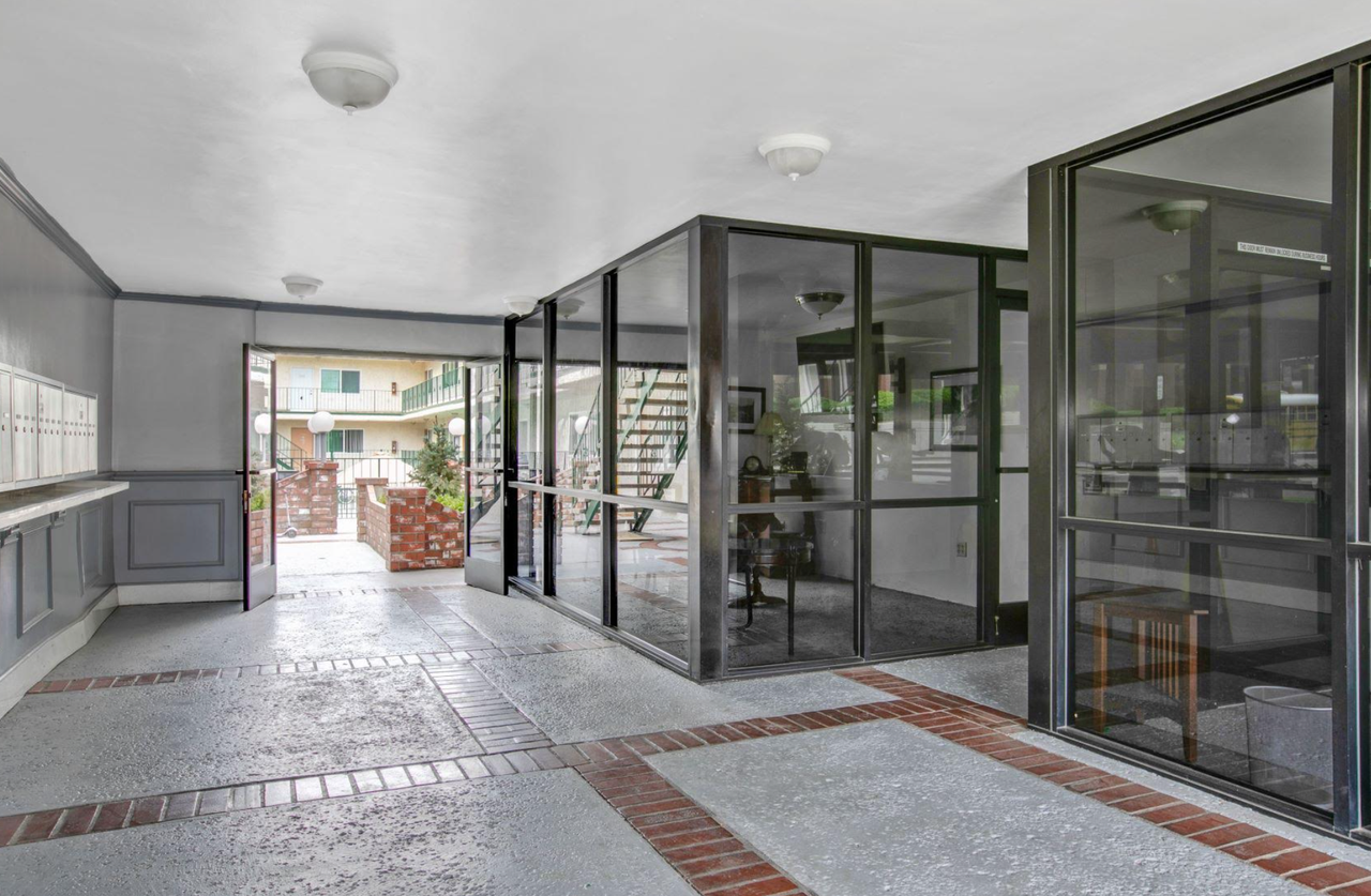 905 North 3rd — Comfort, Community & Convenience in Vibrant Burbank - Photo 2 of 12