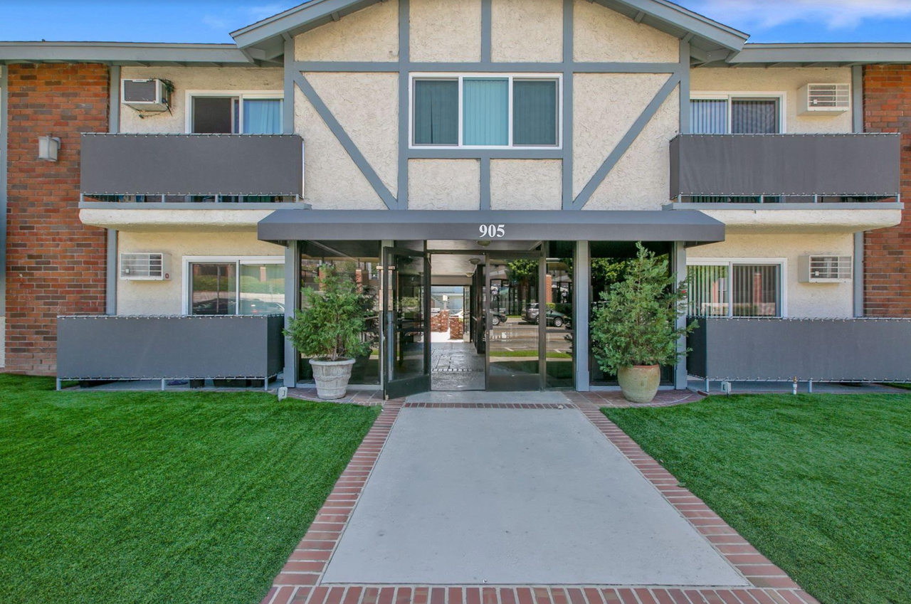 905 North 3rd — Comfort, Community & Convenience in Vibrant Burbank - Photo 3 of 12
