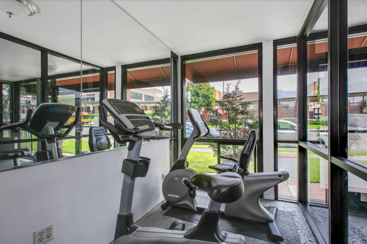 905 North 3rd — Comfort, Community & Convenience in Vibrant Burbank - Photo 4 of 12