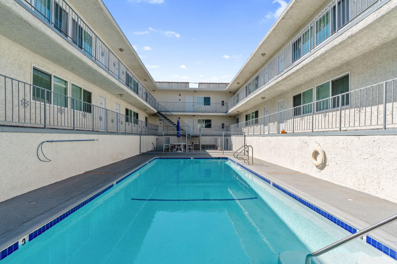 905 North 3rd — Comfort, Community & Convenience in Vibrant Burbank - Photo 5 of 12