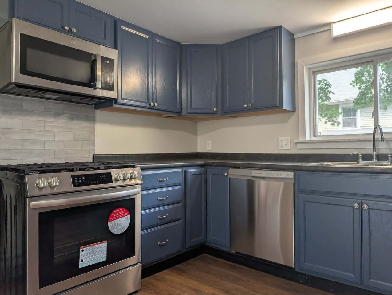 258 Essex St - Photo 4 of 32