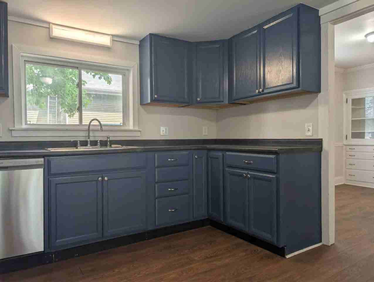 258 Essex St - Photo 5 of 32
