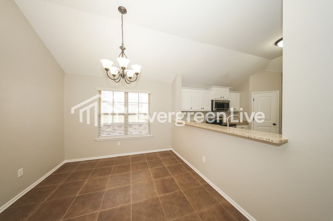 10701 Se 26th St - Photo 4 of 15