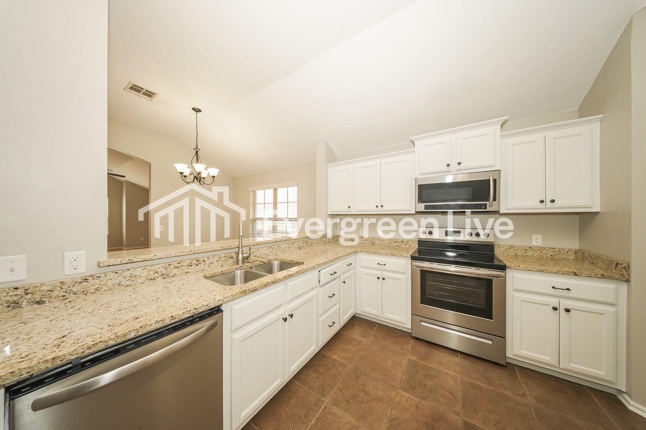 10701 Se 26th St - Photo 6 of 15