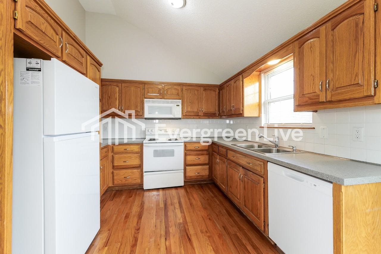 11127 N Lewis Ave - Photo 5 of 15