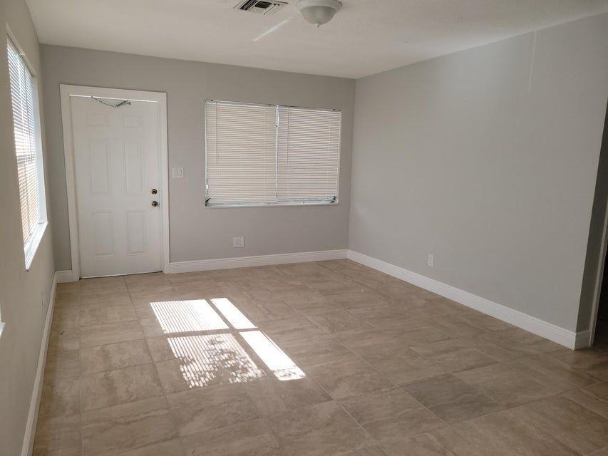 651 Ne 46th St ##S - Photo 3 of 7