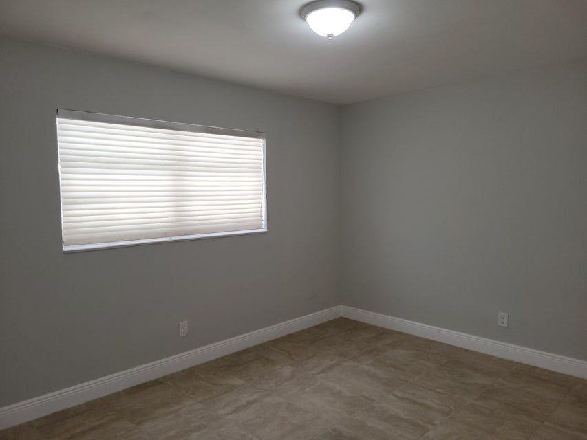 651 Ne 46th St ##S - Photo 4 of 7