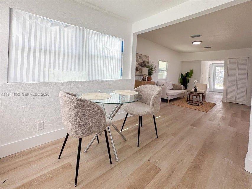 953 Ne 37th St - Photo 3 of 7