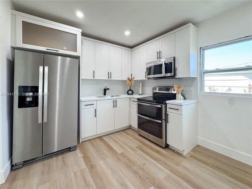 953 Ne 37th St - Photo 4 of 7