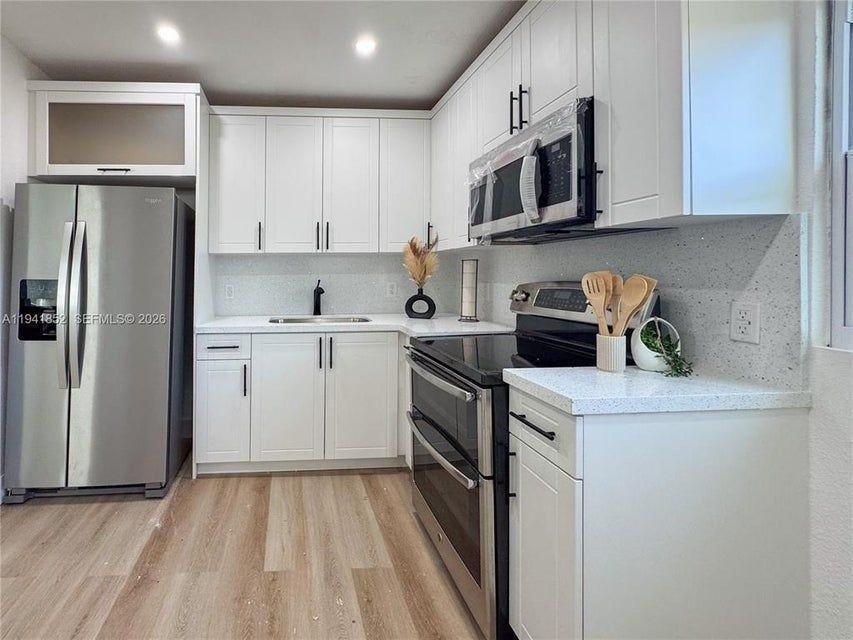 953 Ne 37th St - Photo 5 of 7
