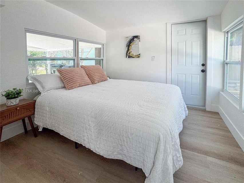 953 Ne 37th St - Photo 6 of 7