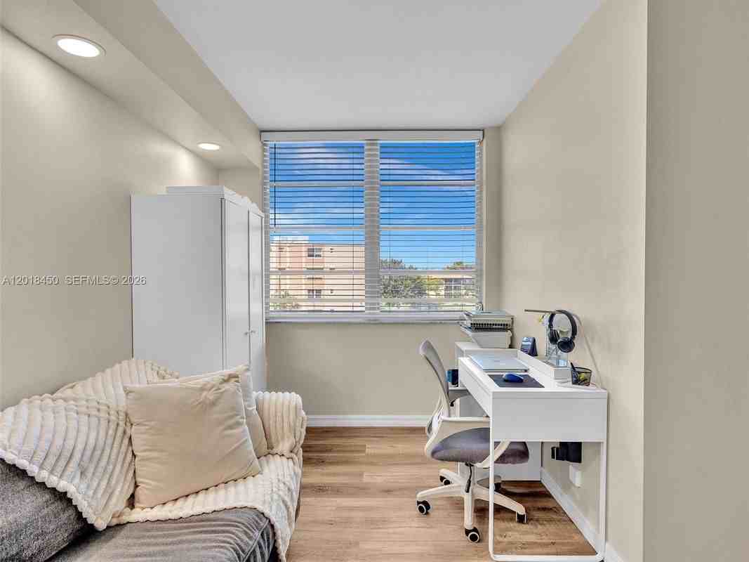 7840 Nw 50th St ##404 - Photo 3 of 19
