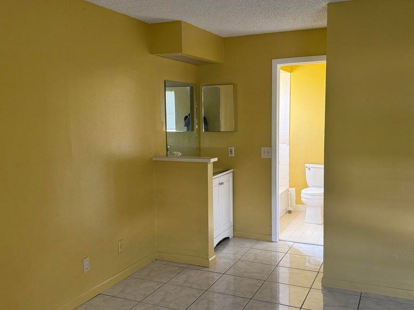 2511 Nw 56th Ave ##111 - Photo 4 of 11