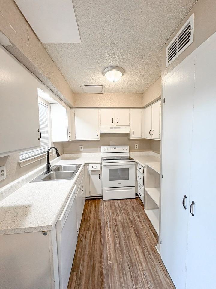 Lakewood Manor Apartments - Photo 4 of 8