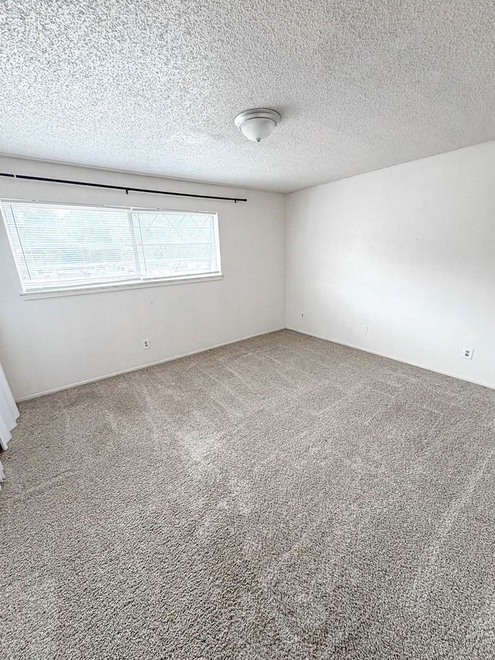 Lakewood Manor Apartments - Photo 6 of 8