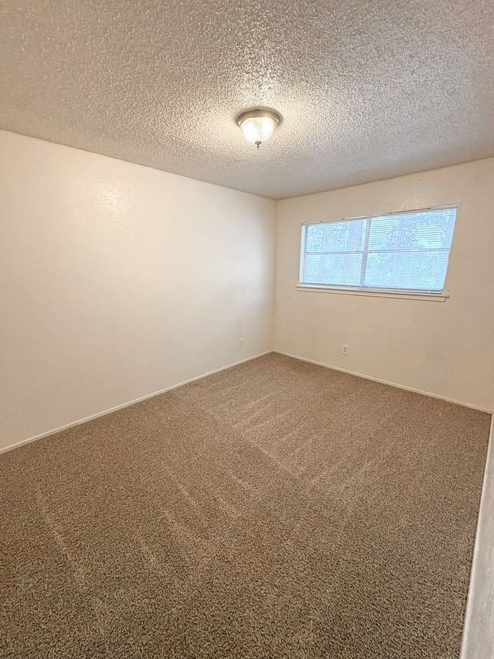 Lakewood Manor Apartments - Photo 7 of 8