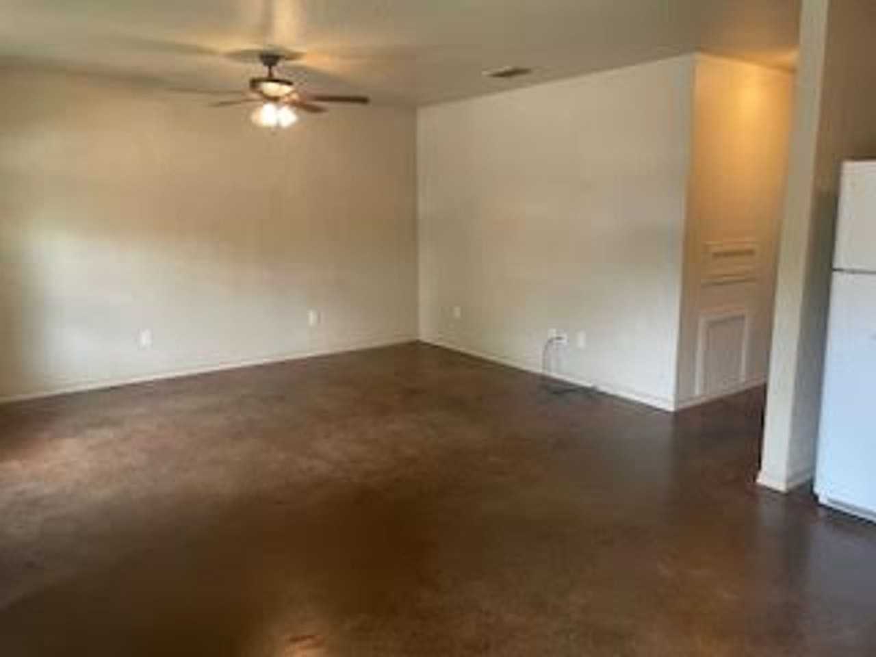 906 E Hook St - Photo 2 of 9