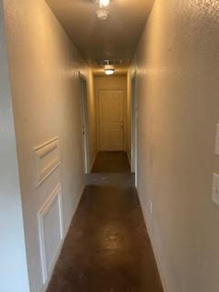 906 E Hook St - Photo 3 of 9