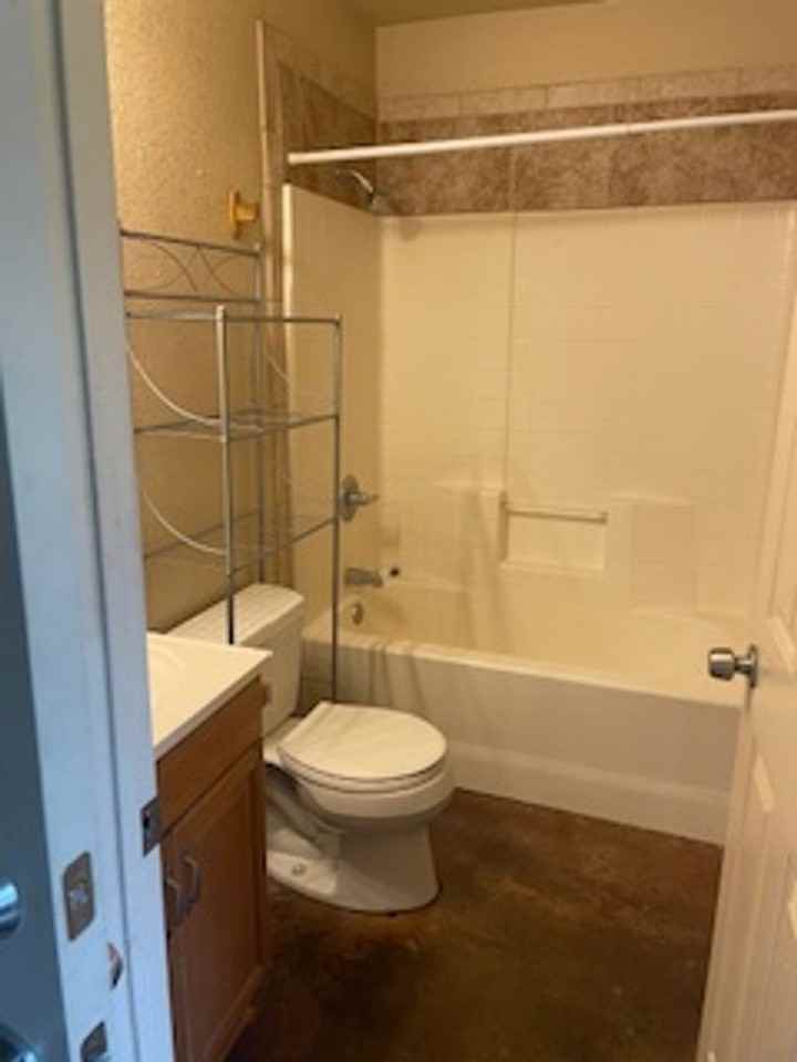906 E Hook St - Photo 6 of 9