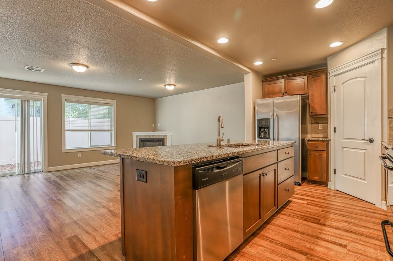 8226 Ne 20th St - Photo 3 of 30