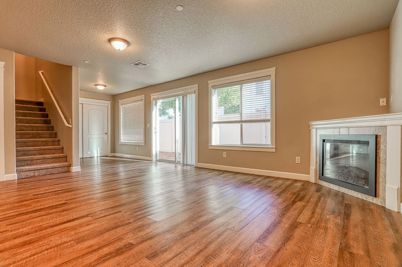 8226 Ne 20th St - Photo 4 of 30