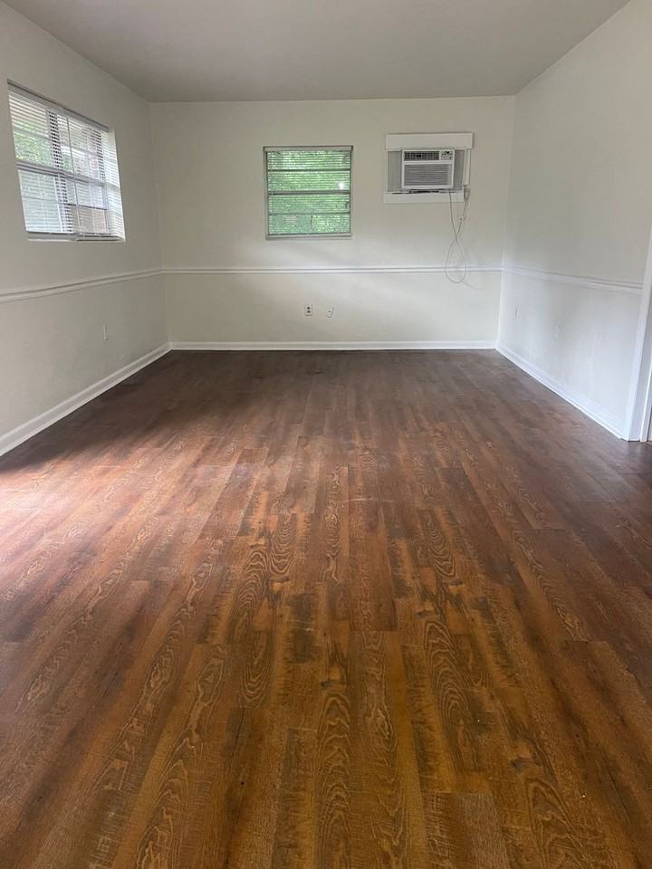 2412 Airport Dr Apt B - Photo 3 of 12