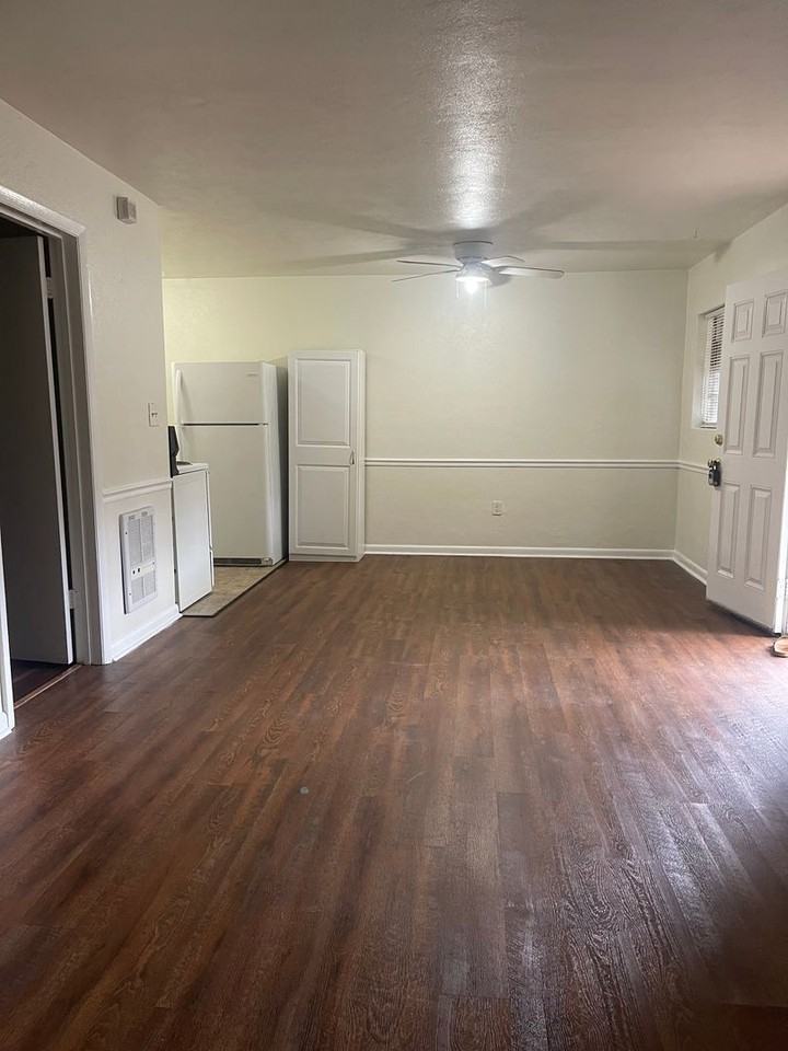2412 Airport Dr Apt B - Photo 4 of 12