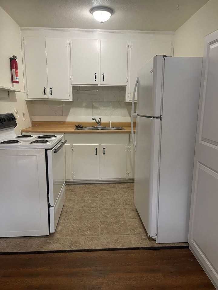2412 Airport Dr Apt B - Photo 5 of 12