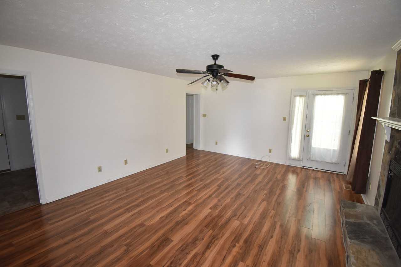 121 Sprucepine Dr - Photo 4 of 20
