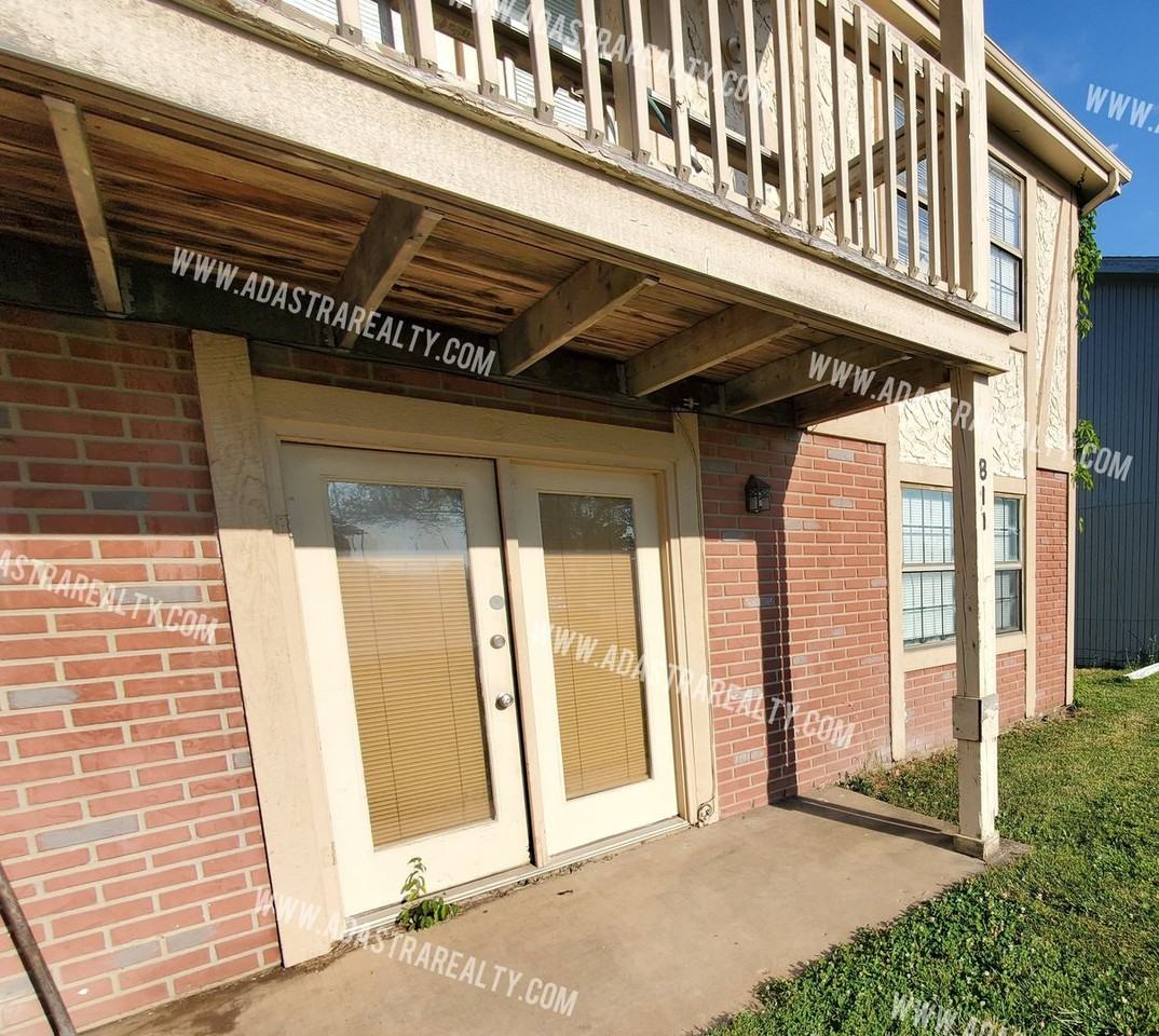 809 N Washington St - Photo 2 of 9