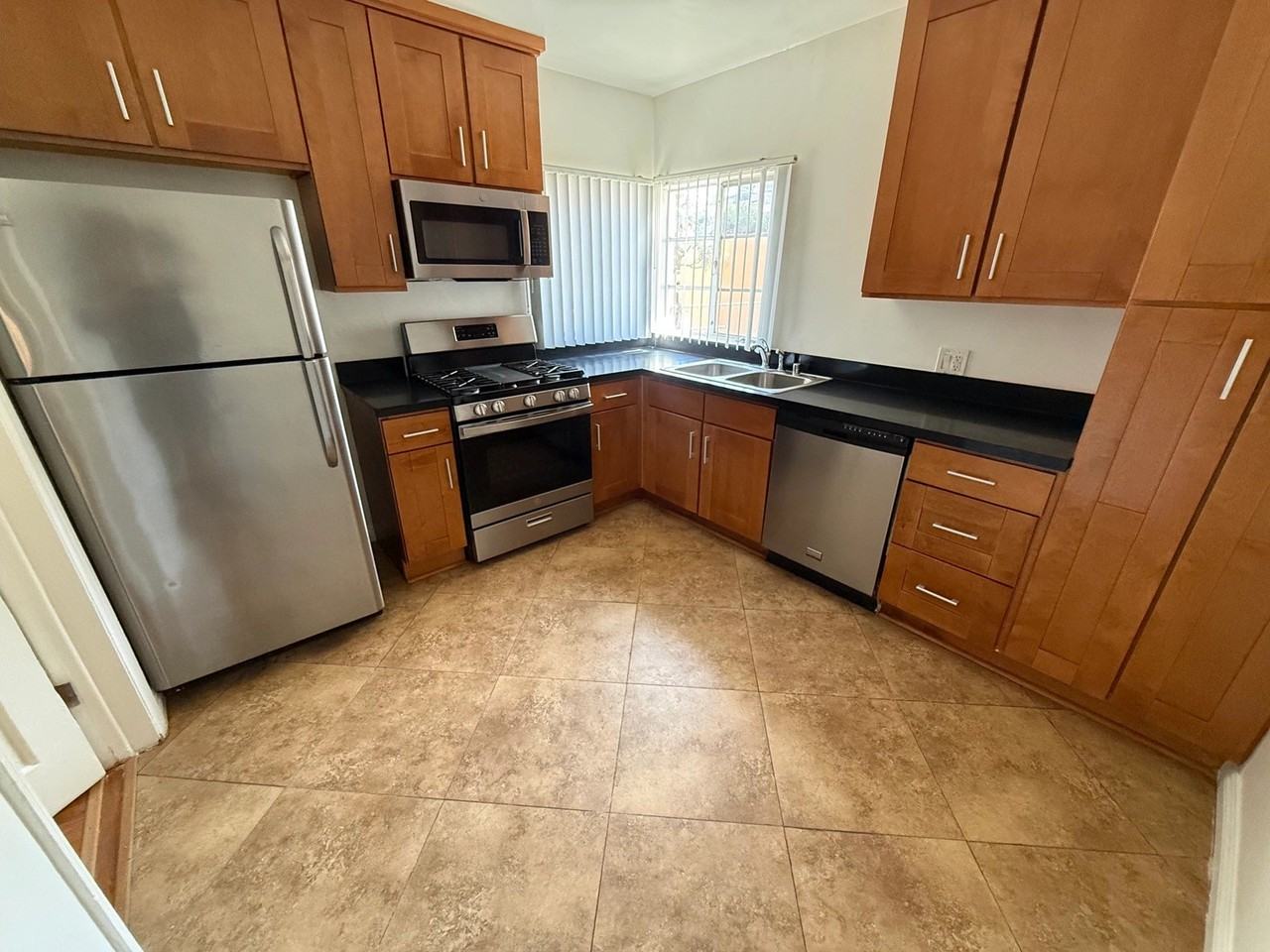 1811 N. Garfield Pl. - Photo 5 of 34