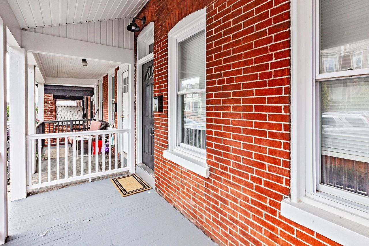 1607 Howland St - Photo 2 of 15