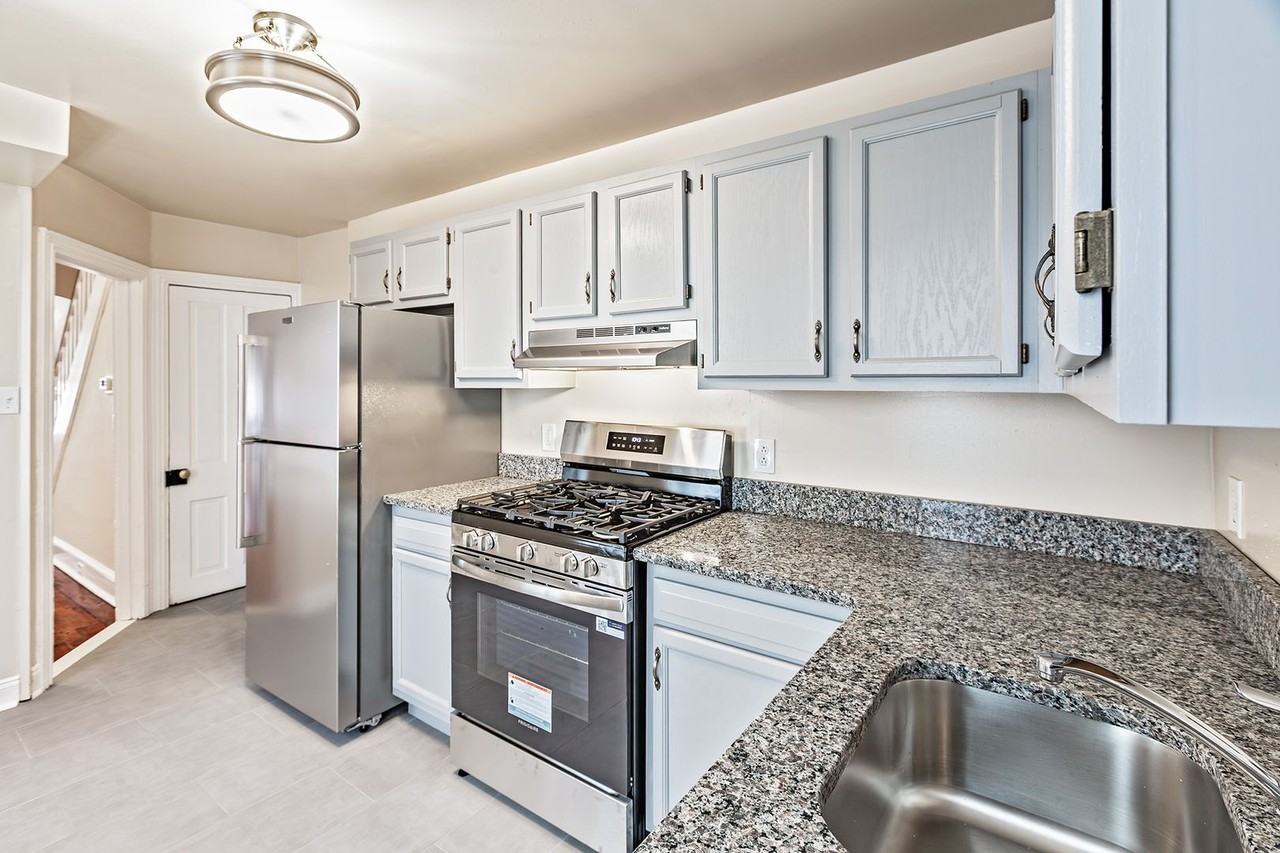 1607 Howland St - Photo 3 of 15