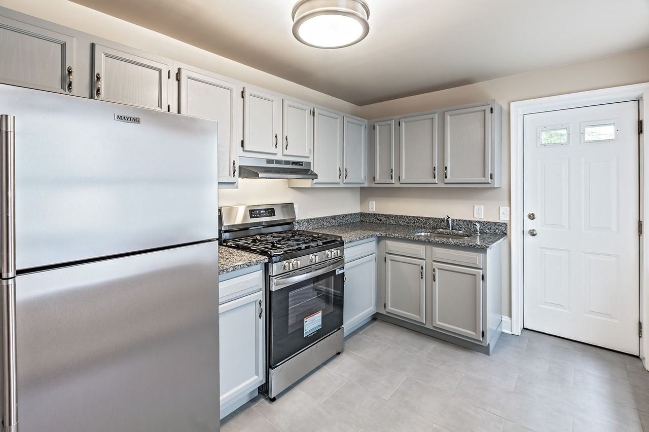 1607 Howland St - Photo 4 of 15