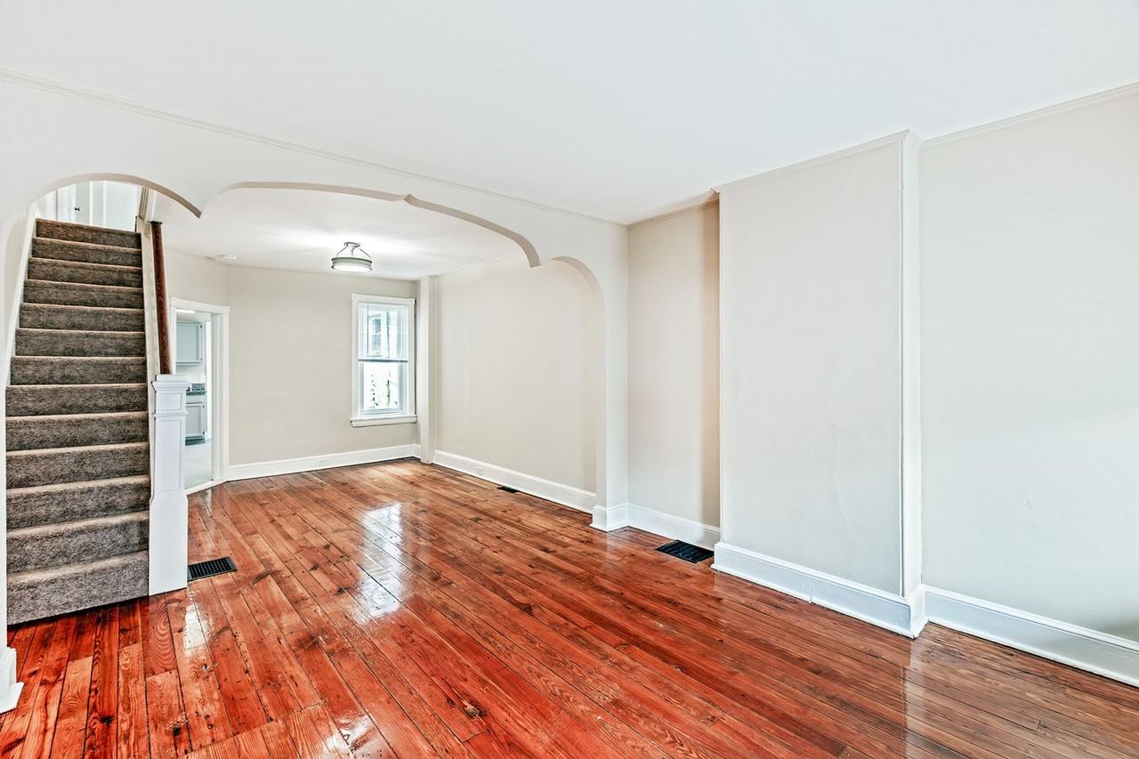1607 Howland St - Photo 5 of 15
